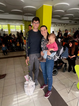 Občina obdarovala novorojenčke s sadikami sadnega drevesa 9